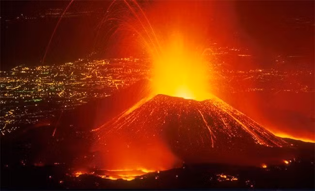 Các vụ phun trào núi lửa liên quan đến nhiệt và sự gia tăng áp suất magma. Sự chênh lệch áp suất giữa bề mặt và magma tỷ lệ thuận với sức mạnh phun trào của núi lửa.