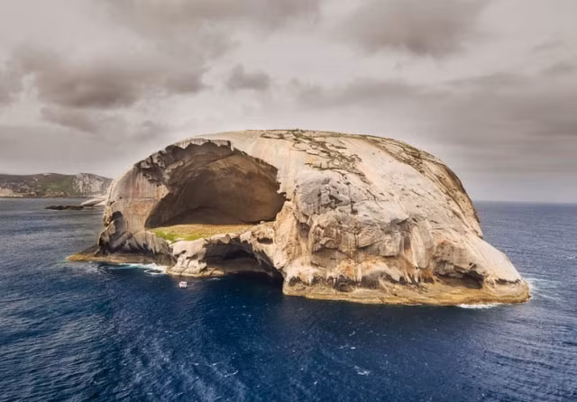 Và một trong những điểm nhấn của công viên là đảo đá hoa cương Skull Rock (tên thường gọi của Cleft Island) thuộc nhóm ba hòn đảo Anser Group và là một trong những đảo đẹp nhất cũng như đón nhiều khách tham quan nhất trong số đảo ở The Prom.