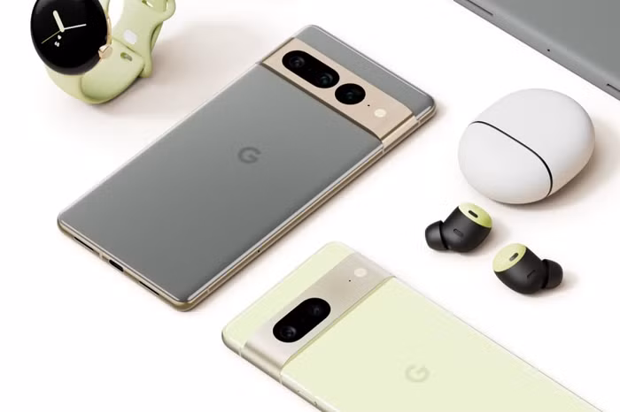 Trong khi đó, Pixel 7 Pro được trang bị thêm các tính năng cao cấp, như bộ nhớ lớn, màn hiển thị tốt hơn với độ phân giải sắc nét, cùng độ sáng cao nhất ngoài trời. Bên cạnh đó, chiếc flagship của Google cũng có tốc độ làm mới màn hình cao hơn, tương tự như iPhone 14 Pro Max, giúp người dùng cuộn lướt web hay chơi game mượt mà.