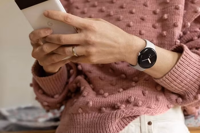 Google cho biết, Pixel Watch có thời lượng pin lên đến 24 tiếng chỉ với 1 lần sạc, nhiều hơn 6 giờ so với Apple Watch Series 8.