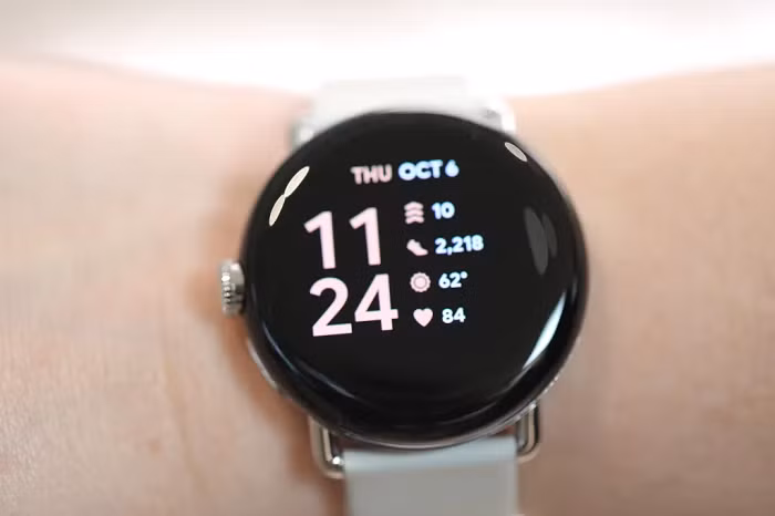 Thiết bị chạy hệ điều hành Wear OS, chỉ tương thích với các điện thoại Android, cho phép người dùng tải ứng dụng từ cửa hàng Google Play và liên kết với các sản phẩm khác của công ty như Wallet, Gmail, Lịch và Google Home.