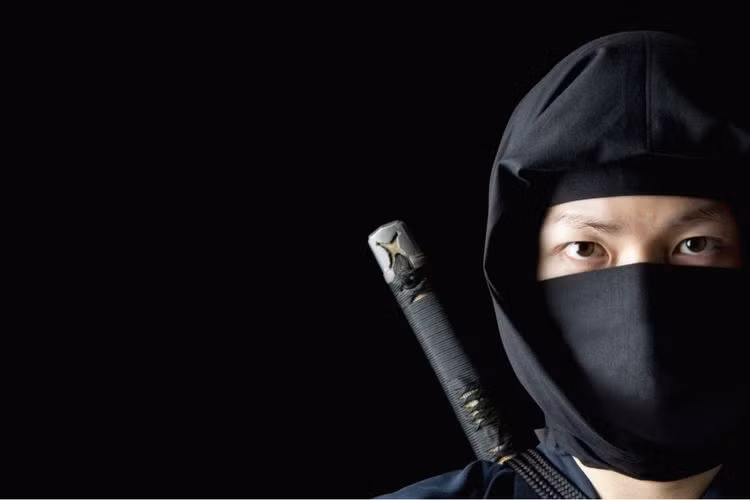 Võ sư Risuke Otake, giảng dạy môn Kiếm thuật (Katori shinto ryu) giải thích bằng việc dùng chất liệu da, phần tay cầm của kiếm sẽ không gây tiếng động khi di chuyển.