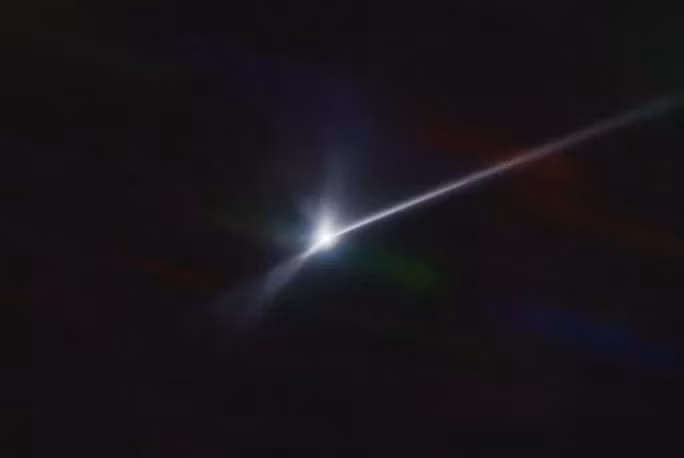 Trong lần "thử nghiệm cứu thế giới" này, tàu cảm tử của NASA đã khoét một miệng hố va chạm sâu vào tiểu hành tinh Dimorphos, khiến nó mọc một chiếc đuôi đá bụi lớn như sao chổi, kéo dài vài ngàn dặm.