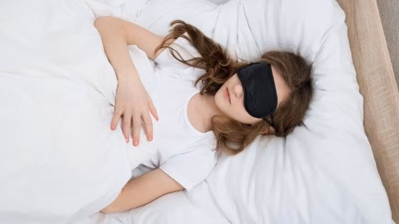 Chiếc bịt mắt ngăn ngủ ngáy này thì khác. Nó có thiết kế trông rất dễ chịu, chỉ cần đeo lên mắt là tha hồ ngủ mà không ảnh hưởng tới người khác. Được biết, nó hoạt động bằng bộ rung tích hợp sẵn, hỗ trợ thở dễ hơn và từ đó ngăn tình trạng ngáy trong đêm.