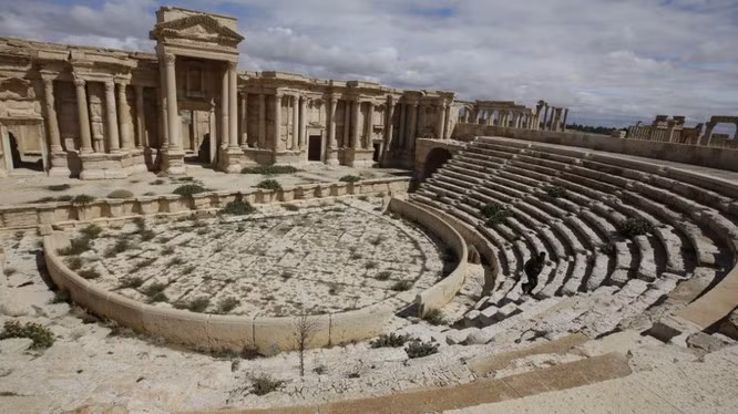 Một ví dụ vào năm 2017, khi các chiến binh Nhà nước Hồi giáo đã chiếm đóng Palmyra, Di sản Thế giới được UNESCO công nhận, và phá hủy một phần nhà hát La Mã cổ đại, nơi nổi tiếng với hàng cột 2.000 năm tuổi cao chót vót và các hiện vật vô giá.