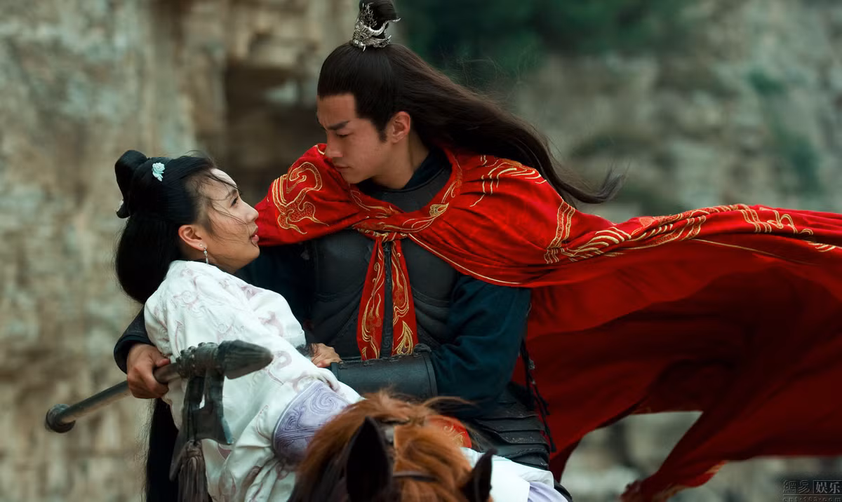 Cũng có tài liệu ghi chép rằng: “Từ lúc Lữ Bố chết, Điêu Thuyền được Tào Tháo mang về Hứa Xương làm tì nữ trong phủ Thừa tướng. Vào thời điểm Tào Tháo dâng 10 mỹ nữ cho Quan Vũ, trong đó có Điêu Thuyền thì Quan Vũ bèn nhắm mắt làm ngơ. Nàng quyết định về phòng tự sát vì thừa hiểu rõ ý định từ bậc vương quyền”. 