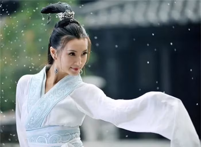 Thế nhưng, trong chương hồi nói về liên hoàn kế, Tam Quốc diễn nghĩa không hề nhắc tới việc Điêu Thuyền thật tâm yêu người nào. Có lẽ trong tác phẩm này, vai trò của vị mỹ nhân kia chỉ là một gián điệp, dùng nhan sắc trời ban của mình để ly gián Đổng Trác - Lữ Bố.