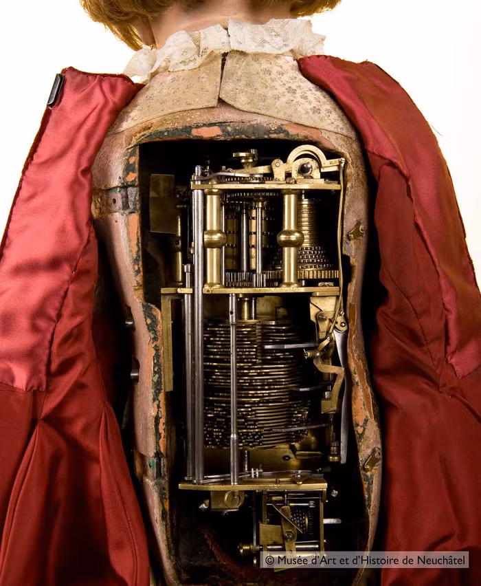 The Writer là cỗ máy automata đầu tiên được Pierre Jaquet Droz tạo ra và cũng là một trong những tác phẩm phức tạp nhất về kỹ thuật. Vấn đề lớn nhất mà Pierre Jaquet Droz gặp phải là đặt vừa bộ máy phức tạp vào bên trong một bộ khung nhỏ. Vậy nó hoạt động như thế nào?