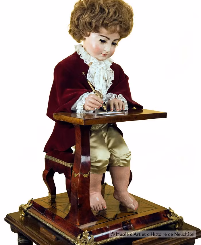 Vào năm 1773, một sáng tạo của Pierre Jaquet-Droz - nhà sản xuất đồng hồ đầu tiên đứng sau thương hiệu Automata nổi tiếng, với tên gọi "Drawing Boy Automata" đã được ra mắt. Tuy nhiên, vào thời điểm này, mọi người không gọi những loại công nghệ như vậy là robot, mà là máy móc hoặc cơ chế.
