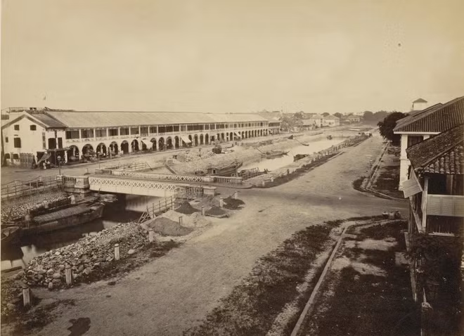 Quang cảnh đường Charner đang xây dựng (nhìn từ phía sông Sài Gòn vào). Sau này tòa thị chính Sài Gòn được xây dựng ở phía cuối con đường.