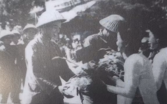 Đồng bào tặng hoa đồng chí Bạch Ngọc Liễn - người chiến sĩ quyết tử năm xưa, nay dẫn đầu Tiểu đoàn 54 trong đội hình của Trung đoàn Thủ đô tiến về giải phóng Hà Nội, ngày 10/10/1954.