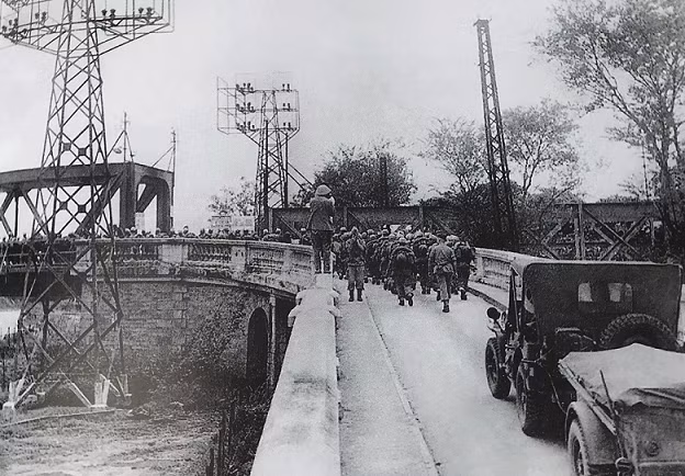Những binh lính Pháp cuối cùng rút khỏi Hà Nội qua cầu Long Biên, 16 giờ ngày 9/10/1954.