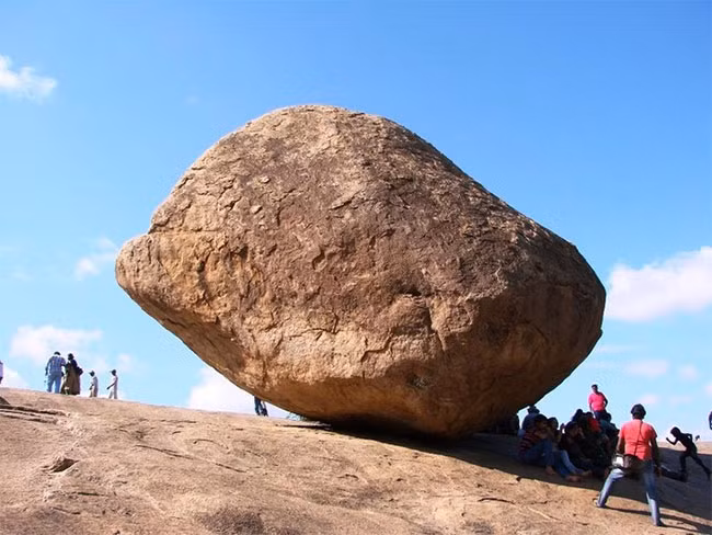 Krishna's Butter Ball được những người dân địa phương gọi là Vaan Irai Kal, tức " Đá của chúa trời". Họ tin rằng các vị thần đã đặt tảng đá ở Mahabalipuram để thể hiện sức mạnh trước các cư dân trong thị trấn.