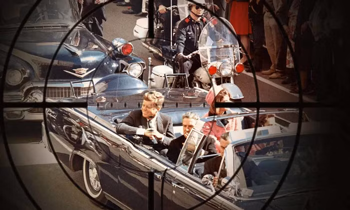  1. Ai đã ám sát Tổng thống John F. Kennedy? Đây có lẽ là bí ẩn lớn nhất trong lịch sử nước Mỹ không bao giờ có lời giải để mọi người hài lòng. Vào ngày 22/11 năm 1963, Tổng thống John F. Kennedy bị Lee Harvey Oswald bắn tại Dallas. Vào ngày 24/11 năm 1963, trước khi Oswald hầu tòa, Oswald đã bị chủ hộp đêm Jack Ruby bắn chết.