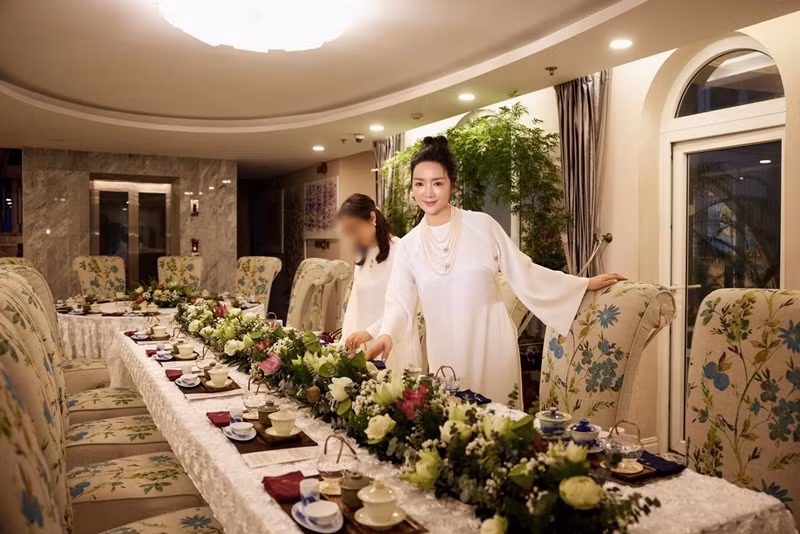 Dịp sinh nhật, lễ Tết, Giáng My thường mời bạn bè đến dự tiệc tại nhà.