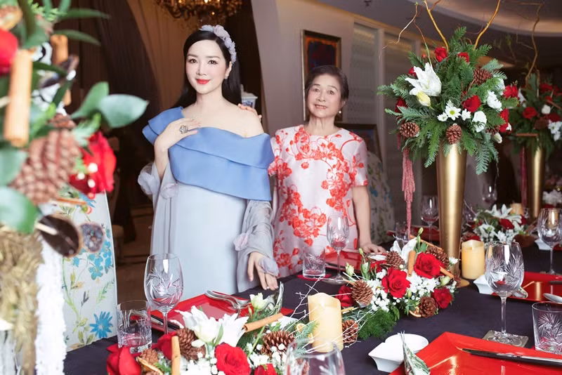Người đẹp trang trí biệt thự 1.000 m2 theo tông màu đỏ, xanh và trắng.