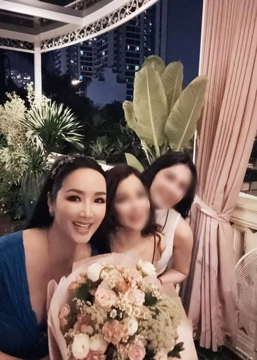 Nàng hậu khoe đón sinh nhật bên bạn bè trên tầng thượng của biệt thự.