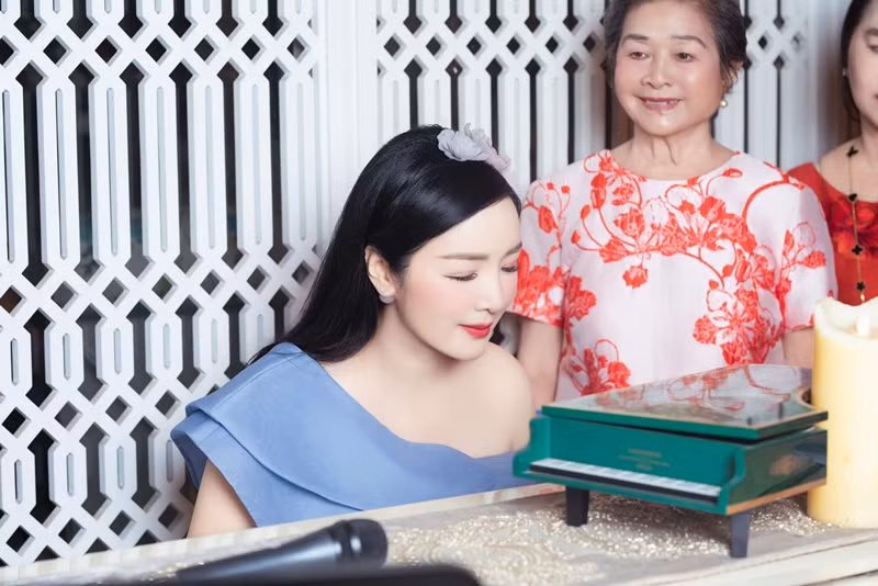 Người đẹp trổ tài đánh đàn piano trong bữa tiệc.