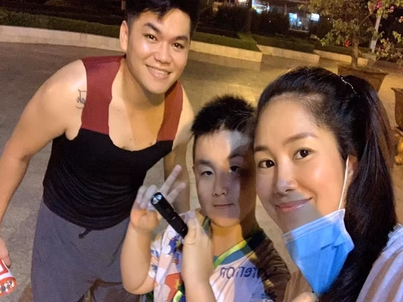 Trung Kiên dắt con trai đi bắt dế dù sống ở thành phố. Ảnh: FB Lê Phương.