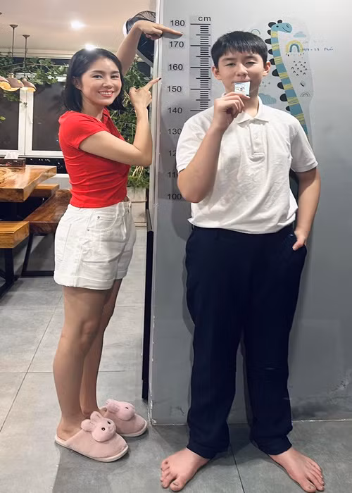 Con trai Lê Phương cao 1m75, được bố dượng cưng chiều Con trai Le Phuong cao 1m75, duoc bo duong cung chieu
