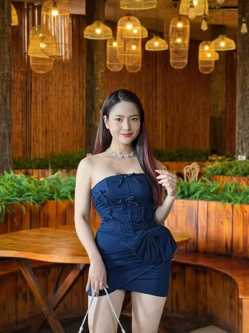 Việt Hoa có gương mặt xinh đẹp, đậm chất Á Đông. Ảnh: FB Việt Hoa.