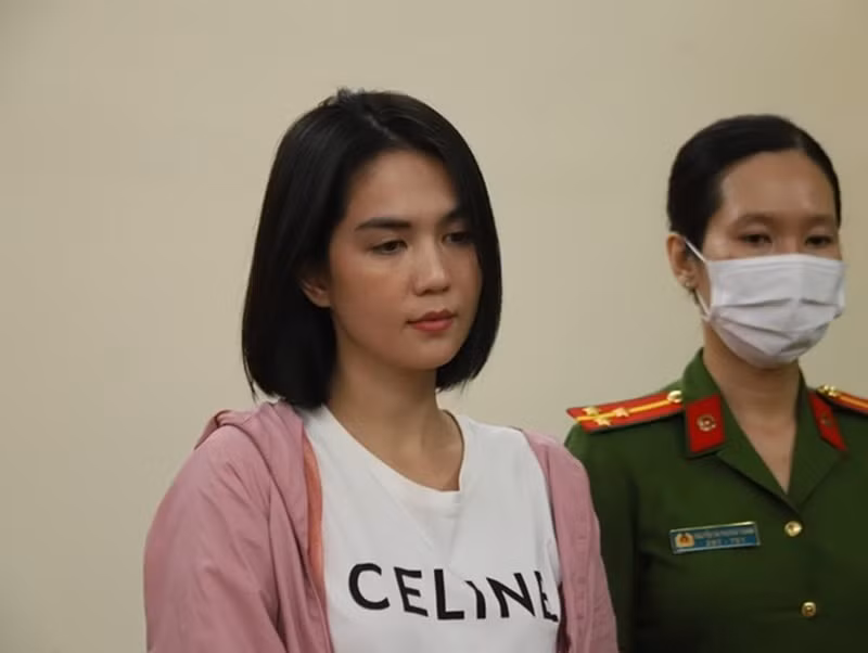 Sau khi clip Ngọc Trinh bị ngã xe gây ồn ào, ngày 19/10/2023, Cơ quan CSĐT Công an TP.HCM đã khởi tố, bắt tạm giam Ngọc Trinh về tội gây rối trật tự công cộng. Tháng 2/2024, Ngọc Trinh bị tuyên 1 năm tù treo, được trả tự do tại tòa. Ảnh: Pháp Luật TP HCM.