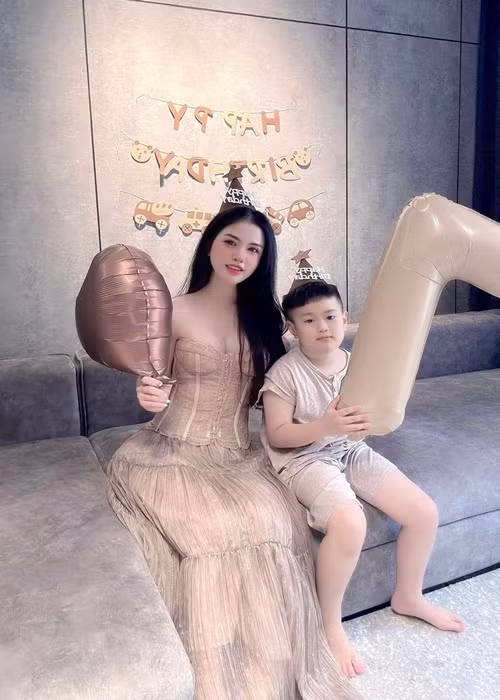 Con trai Hương Trần vẫn nhận chu cấp từ bố.