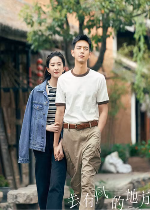 Mối quan hệ giữa Lưu Diệc Phi và Lý Hiện bắt đầu gây chú ý vào tháng 10/2023. Theo Znews, thời điểm đó, một paparazzi tên Bách Hiểu Sanh chia sẻ video ghi lại cảnh Lưu Diệc Phi lên một chiếc xe khá giống xe Lý Hiện từng sử dụng. Nhiều người đặt nghi vấn Lưu Diệc Phi và Lý Hiện nảy sinh tình cảm sau khi đóng chung phim Đi đến nơi có gió. Ảnh: Kinh Tế Đô Thị.