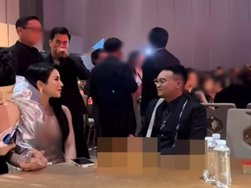 Diệp Lâm Anh ngồi trước, sau đó Đức Phạm chủ động ngồi cạnh nữ người mẫu. Ảnh: Phụ Nữ Pháp Luật.