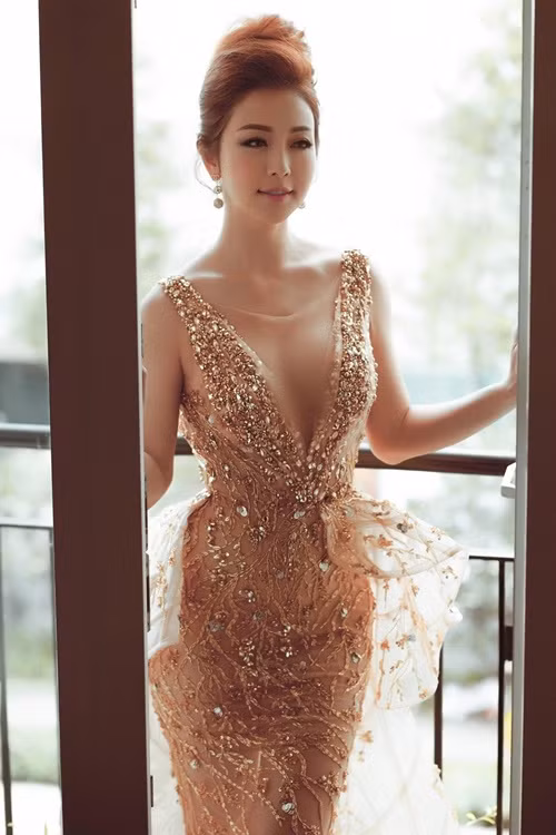 Trang phục ôm sát cơ thể giúp bà mẹ bốn con khoe trọn thân hình quyến rũ.