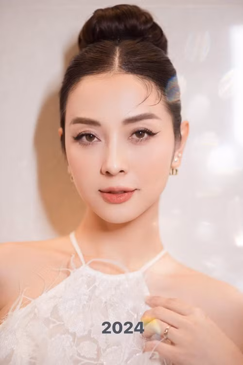 Sau mỗi lần sinh con, Jennifer Phạm nhanh chóng lấy lại dáng vóc. Cô chia sẻ trên Znews: "Tôi cố gắng cho con uống sữa mẹ trong những tháng đầu đời nên vẫn ăn đủ 3 bữa/ngày theo chế độ bồi dưỡng của 'bà đẻ'. Tôi chỉ hạn chế ăn đường, tinh bột và đồ chiên rán nhiều dầu mỡ. Sinh con được hơn một tháng, tôi cũng bắt đầu tập yoga và các bài tập nhẹ nhàng, đơn giản ngay tại nhà".