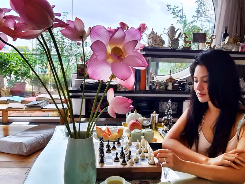Nữ người mẫu đánh cờ, thưởng thức trà thư giãn khi rảnh rỗi.
