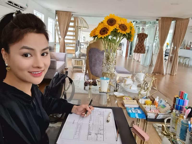 Trong biệt thự, Vũ Thu Phương có phòng làm việc riêng.