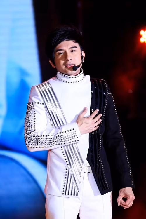 Cát-sê của Đan Trường không hề nhỏ khi nổi tiếng. Năm 2013, ông bầu Hoàng Tuấn chia sẻ, Đan Trường là một trong số vài ca sĩ có thù lao cao nhất nước. Năm 2018, ông bầu Hoàng Tuấn tiết lộ, Đan Trường đi hát đám cưới cho 1 đại gia ở Thái Nguyên với số tiền không dưới nửa tỷ đồng. Trong show diễn đó, Đan Trường dẫn theo học trò Trung Quang. Ảnh: FB Đan Trường.