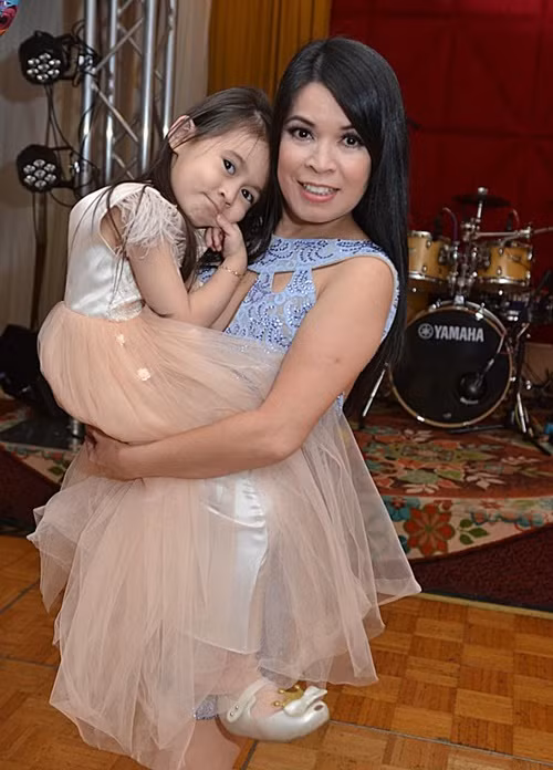 Bé Sophia ngoan ngoãn, sống tình cảm, biết quan tâm đến bố mẹ.