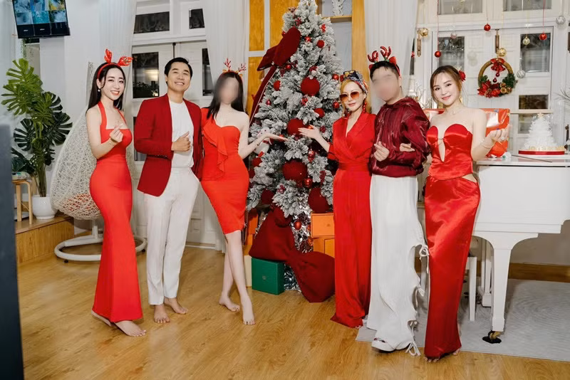 Vợ chồng Vy Oanh mời Nguyên Khang, Thùy Anh - Ngọc Quỳnh, MC Việt Nga, vợ chồng Vân Hugo đến dự tiệc.