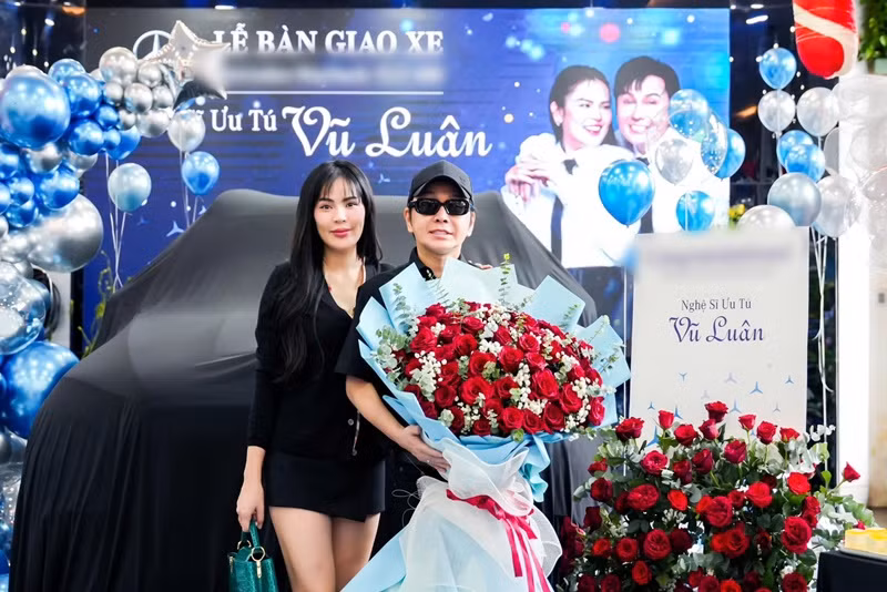 Mới đây, Vũ Luân khoe tậu xe mới để chở Phương Lê đi chợ Tết. Ảnh: FB Vũ Luân.
