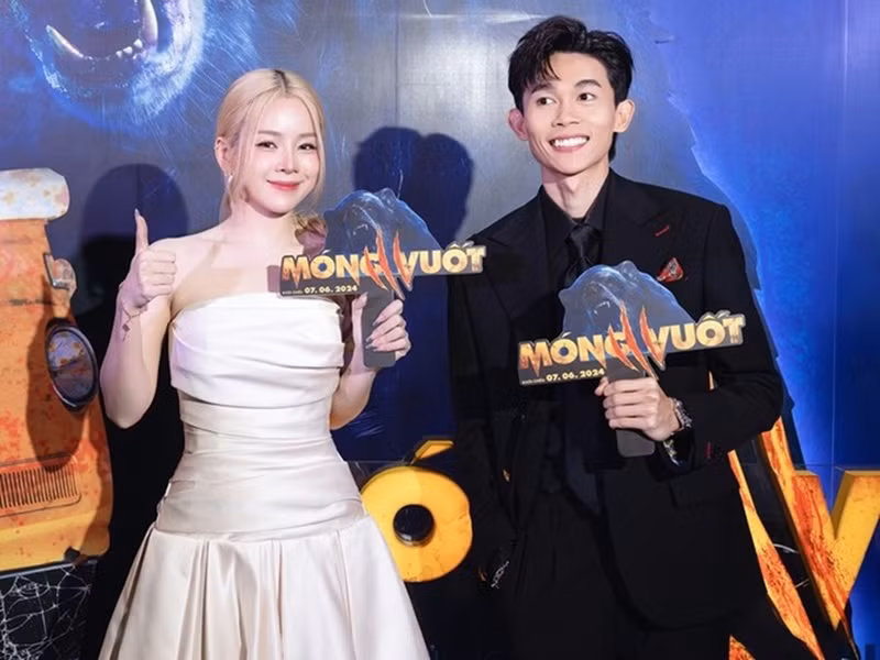 Sau khi chia tay, DJ Mie giữ mối quan hệ tốt đẹp với Hồng Thanh. Tháng 5/2024, sau buổi công diễn vở kịch Dâu ngọt của Hồng Thanh, Mie tặng lẵng hoa cho tình cũ. Nữ DJ còn đến ủng hộ Hồng Thanh khi anh quảng bá phim mới. Ảnh: Vietnamnet.