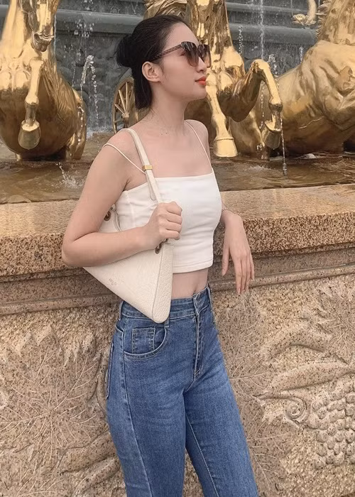 Ngọc Thưởng diện áo croptop khoe eo thon trong một chuyến đi chơi.