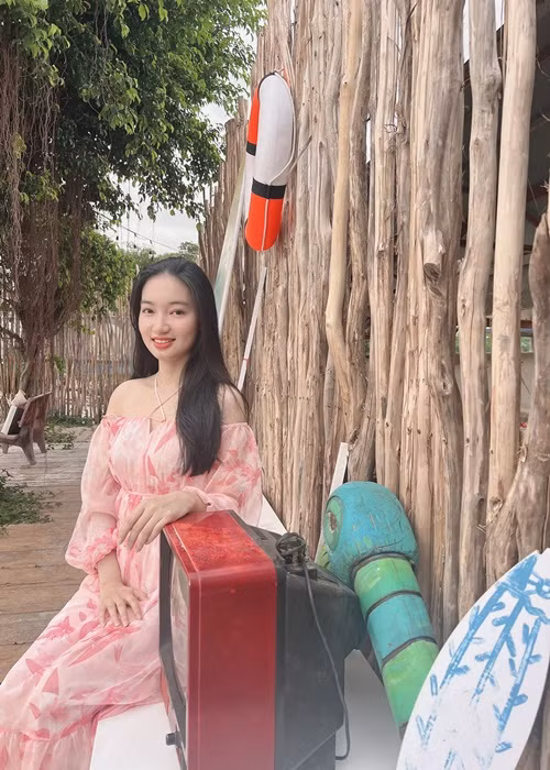 Cô được Tiết Cương chỉ dạy diễn xuất để tham gia các video của hai vợ chồng trên Youtube.