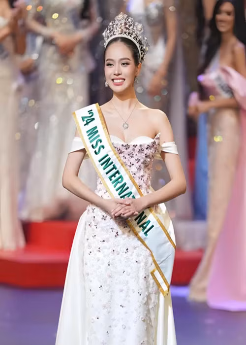 Ở Miss International 2024, Thanh Thủy đối đầu với hơn 70 thí sinh. Trong chung kết, đại diện Việt Nam đăng quang rồi phủ sóng truyền thông quốc tế. Ảnh: FB Thanh Thủy.