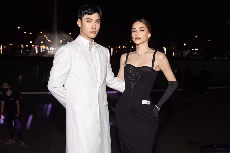Thân như người trong nhà với Hồ Ngọc Hà, Lý Quí Khánh không ngần ngại đứng ra bênh vực đàn chị. Khi Hà Hồ bị đồn ế show, hết thời, anh bức xúc chia sẻ: "Chỉ sợ Hà bận quá không thèm hát, chứ hết thời gì khi hát thành công 8 thời 10 kiếp rồi".