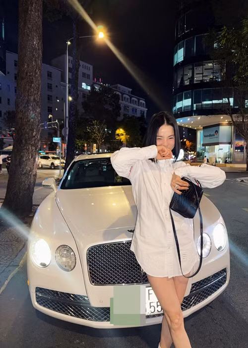 Với style phóng khoáng này, bà mẹ một con khoe khéo đôi chân trần.