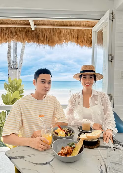Trong những năm qua, Quang Vinh làm blogger du lịch, ít đi hát. Diệp Bảo Ngọc vẫn tích cực hoạt động nghệ thuật. Ảnh: FB Diệp Bảo Ngọc.