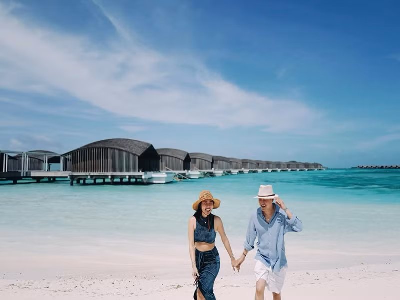 Diệp Bảo Ngọc nắm tay đàn anh thân thiết trong chuyến du lịch biển. Ảnh: FB Diệp Bảo Ngọc.