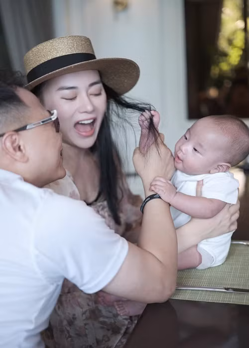 Bé Jenny tên thật là Nhật Hạ còn bé Jimmy tên thật là Nhật Khang. Ảnh: FB Phương Oanh.