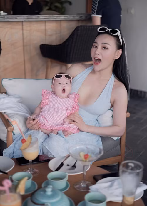 Nữ diễn viên phim Quỳnh búp bê bắt chước biểu cảm ngáp của "tiểu công chúa". Ảnh: FB Phương Oanh.