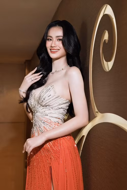 Theo Người Lao Động, Ý Nhi dám diện những trang phục mà trước đây cô không tự tin mặc.