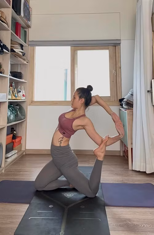 Nữ ca sĩ chăm tập yoga tại nhà. Ảnh: FB Phương Trinh Jolie.