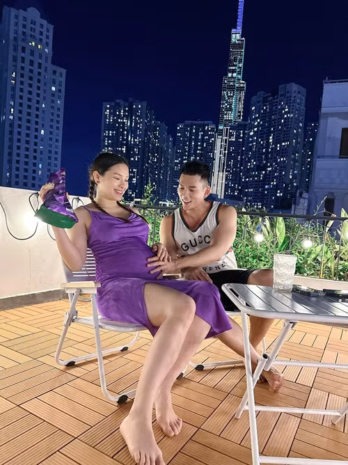 Gia đình Lý Bình thường thư giãn trên sân thượng có vườn cây. Ảnh: FB Lý Bình.